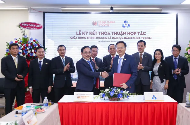 PGS.TS Mai Thanh Phong, Hiệu trưởng Trường Đại học Bách khoa TPHCM và ông Lê Chí Trung - Tổng Giám đốc Hưng Thịnh Incons cùng đại diện 2 đơn vị thực hiện nghi thức ký kết hợp tác.