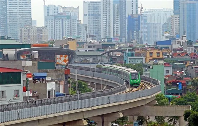 Đoàn tàu Cát Linh-Hà Đông vào ga La Thành. (Ảnh: Huy Hùng/TTXVN)