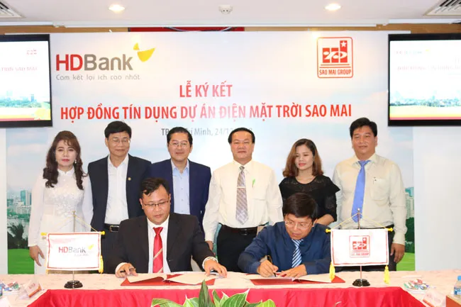 . Ông Trương Vĩnh Thành - Phó TGĐ Tập đoàn Sao Mai và ông Trần Kiên Nghị - GĐ HD Bank Rạch Dừa thực hiện nghi thức ký kết hợp đồng tín dụng dự án điện NLMT Sao Mai Solar PV1