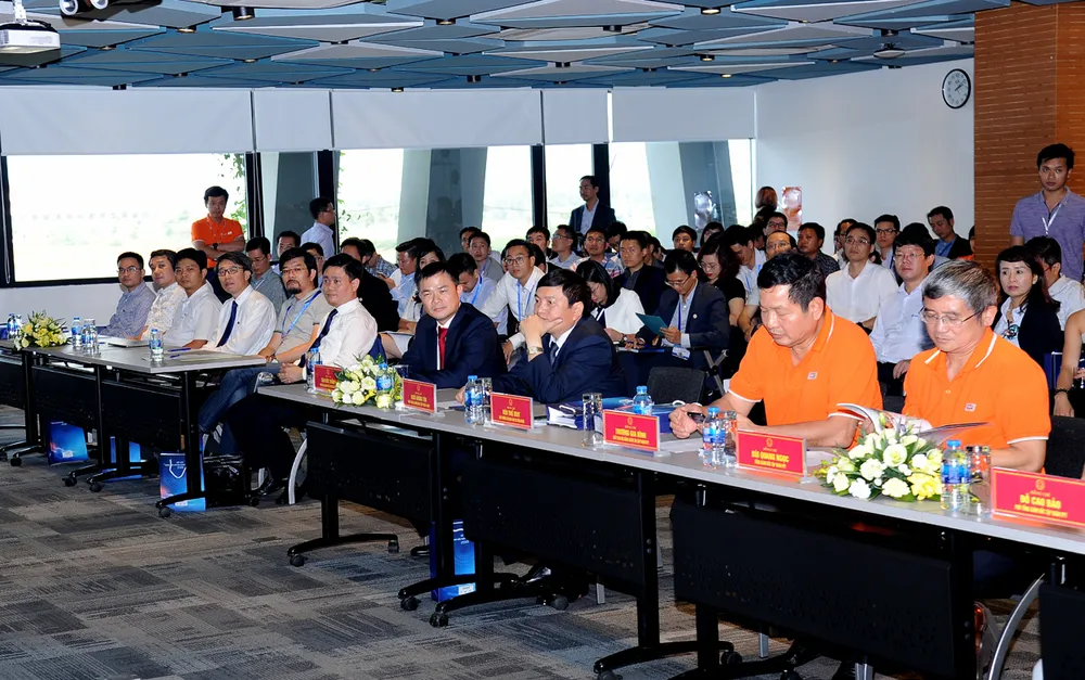 Ông Ngô Hùng Tín - Phó Tổng Giám đốc Tập đoàn VNPT cùng đại diện các doanh nghiệp Viễn thông CNTT trong nước tiếp đón đoàn chuyên gia công nghệ, nhà khoa học và tri thức
