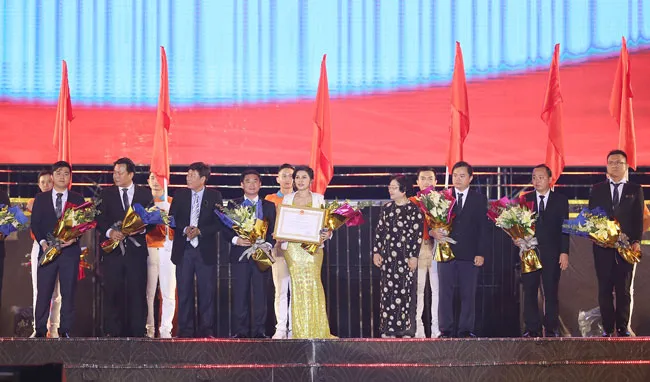 Bà Trương Mỹ Hoa, nguyên Phó Chủ tịch nước cùng ông Mai Hùng Dũng, Ủy viên Ban thường vụ, Phó chủ tịch Thường trực UBND tỉnh Bình Dương (bìa trái) trao tặng Huân chương Lao động Hạng II và hoa chúc mừng cho Ban lãnh đạo Kim Oanh Real
