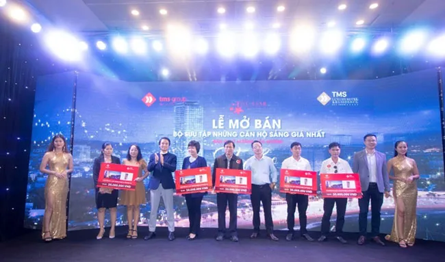 Đại diện CĐT Tập đoàn TMS trao quà tặng cho những khách hàng đặt cọc đầu tiên.