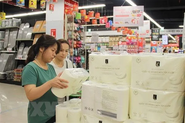 Người tiêu dùng mua sắm hàng tiêu dùng thiết yếu cho gia đình. (Ảnh: Mỹ Phương/TTXVN)