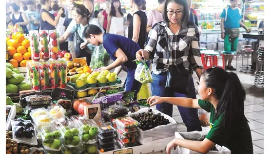 Người tiêu dùng mua trái cây ngoại tại một chợ ở TPHCM. Ảnh: THÀNH TRÍ