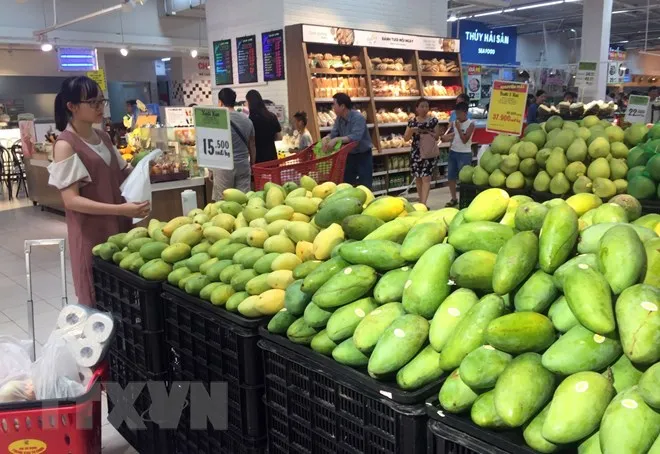 Khách lựa chọn mua hàng tại siêu thị Big C Hà Nội. (Ảnh: Trần Việt/TTXVN)