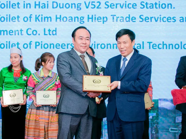 Bộ trưởng Bộ Văn hóa, Thể thao và Du lịch Nguyễn Ngọc Thiện trao giải thưởng cho ông Lê Văn Hiệp.