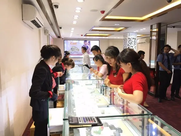 Giao dịch vàng tại Doji. (Ảnh: CTV/Vietnam+)