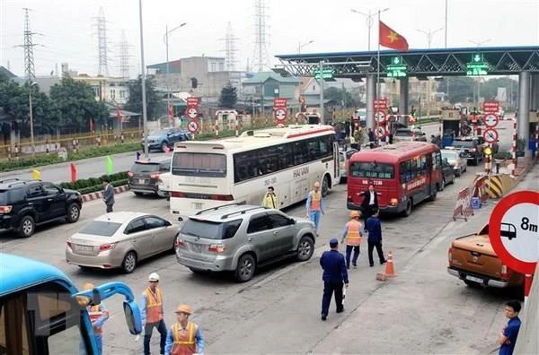 Các trạm thu phí BOT nếu để xảy ra ùn tắc giao thông, nhà đầu tư phải chủ động xả trạm. (Ảnh: TTXVN)