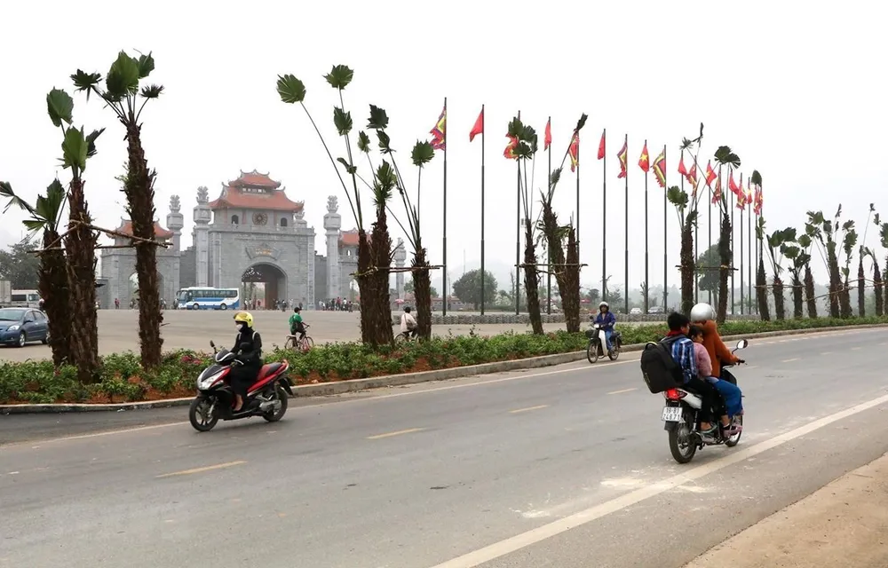 Khu vực trước cổng chính của khu dic tích được cải tạo, trồng thêm nhiều cây xanh. (Ảnh: Trung Kiên/TTXVN)
