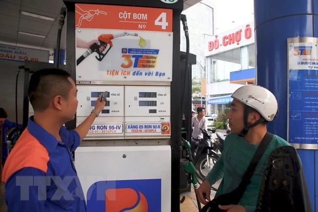 Khách đến mua xăng tại cửa hàng xăng dầu số 85, Nguyễn Văn Cừ, Gia Thuỵ, Long Biên, Hà Nội. (Ảnh: Minh Quyết/TTXVN)