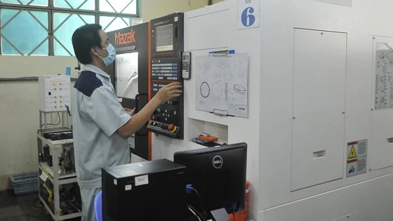 Vận hành máy CNC tạo sản phẩm cơ khí chính xác tại Công ty Nhựa Duy Tân. Ảnh: CAO THĂNG