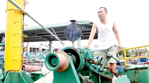 Tàu vỏ sắt NĐ67 làm nhiệm vụ hậu cần, nằm bờ vì không được chuyển đổi nghề. Ảnh: NGỌC OAI