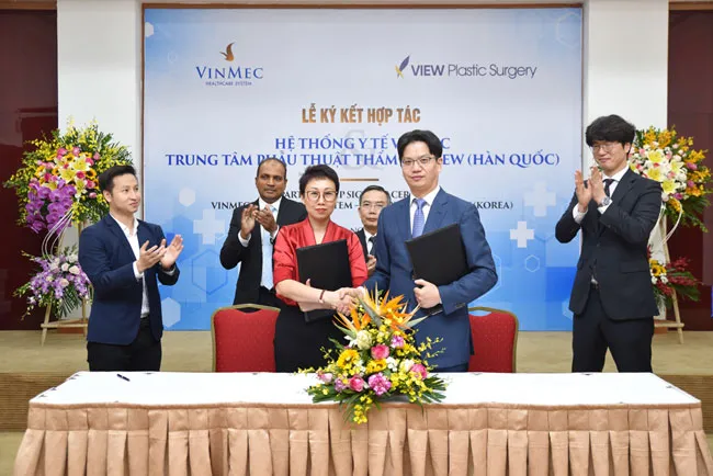 Thỏa thuận hợp tác đã được Lãnh đạo Hệ thống y tế Vinmec và Bệnh viện Thẩm mỹ View (Hàn Quốc) ký kết, nhằm mang công nghệ phẫu thuật thẩm mỹ hàng đầu thế giới tới Việt Nam