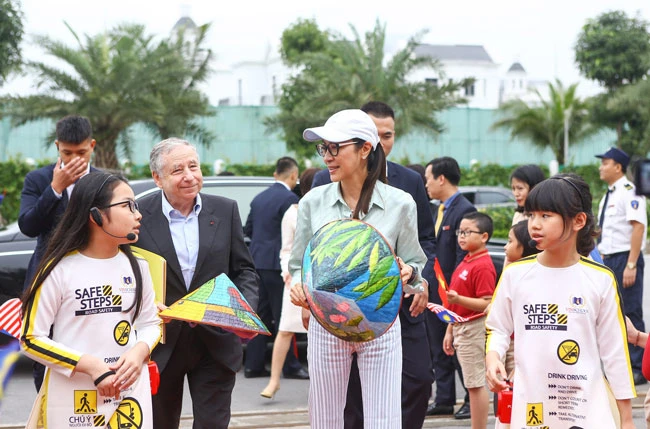 Ông Jean Todt - Đặc phái viên của Tổng thư kí Liên Hợp Quốc và ngôi sao Hollywood Dương Tử Quỳnh cùng các "đại sứ nhỏ" tuyên truyền về giao thông an toàn