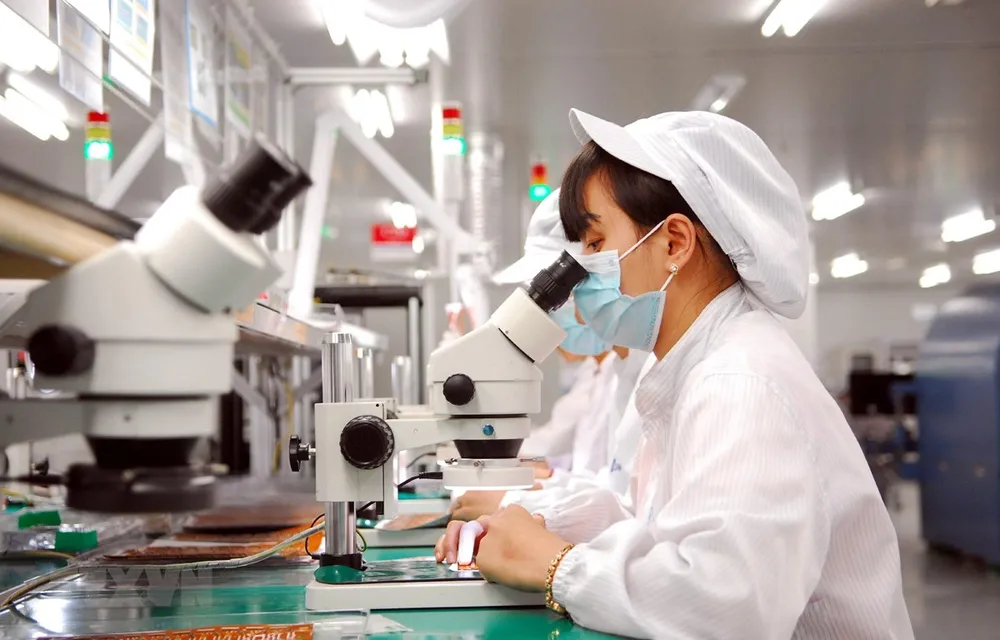 Dây chuyền sản xuất linh kiện điện tử tại Công ty TNHH Synopex Việt Nam (vốn đầu tư của Hàn Quốc), tại Khu công nghiệp Quang Minh (Hà Nội). (Ảnh: Danh Lam/TTXVN)