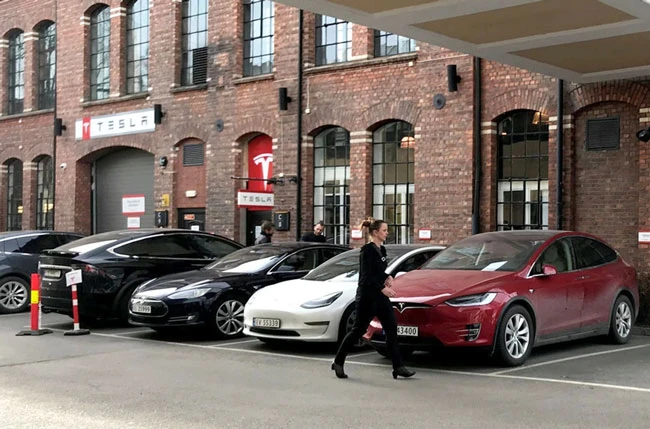 Giám đốc điều hành Tesla, Elon Musk, cho biết công ty đang trên đà sản xuất những chiếc xe có thể tự lái an toàn trên mọi loại đường. Hình ảnh: Lefteris Karagiannopoulos/Reuters