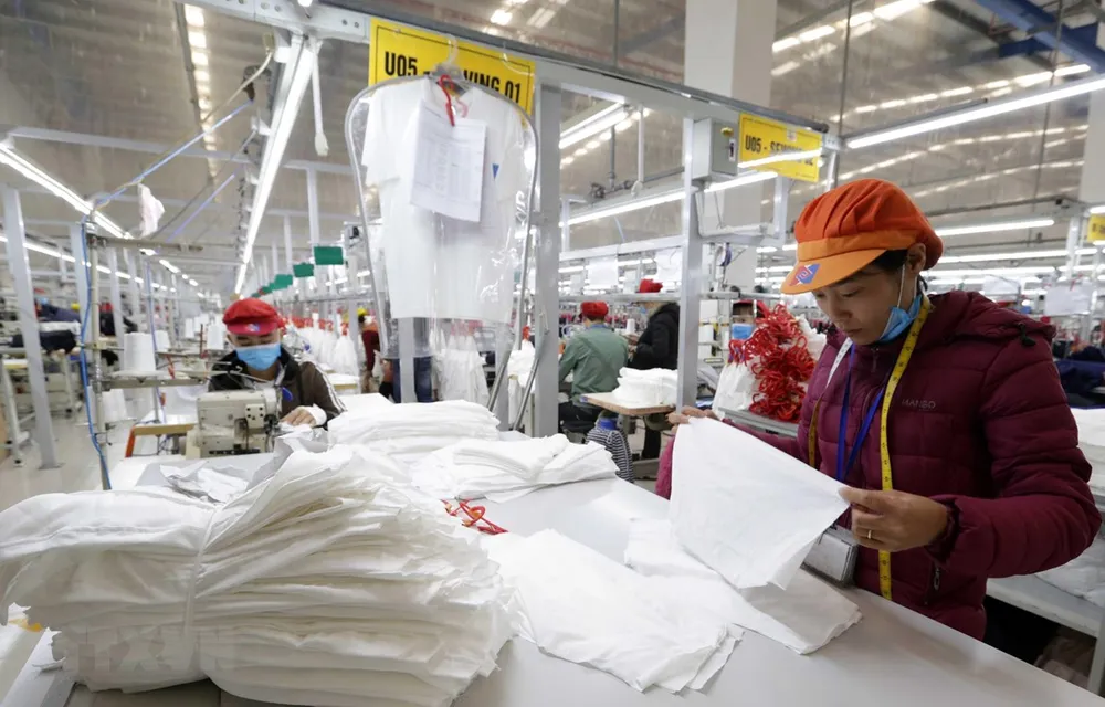 May hàng xuất khẩu sang thị trường EU tại Công ty may Tinh Lợi, khu công nghiệp Lai Vu, huyện Kinh Thành (Hải Dương). (Ảnh: Trần Việt - TTXVN)