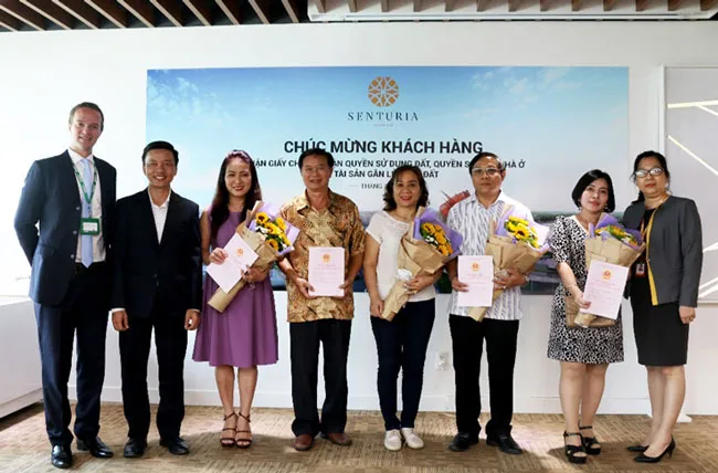 Senturia Vườn Lài bàn giao sổ hồng cho cư dân