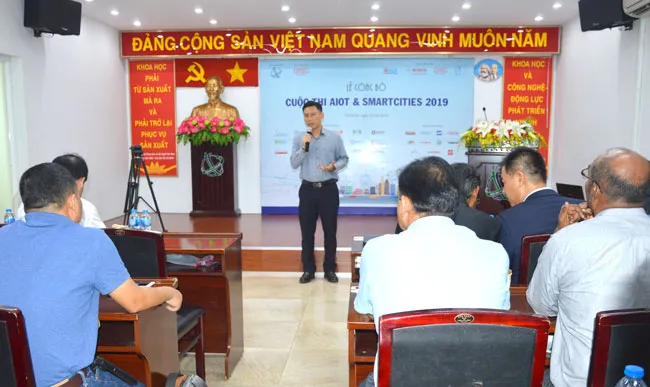 Ông Nguyễn Việt Dũng, Giám đốc Sở Khoa học và Công nghệ TPHCM phát động cuộc thi AIoT & Smart Cities 2019.