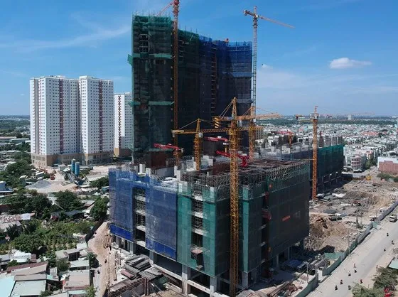Một khu cao ốc đang xây dựng tại quận 8, TPHCM. Ảnh: CAO THĂNG