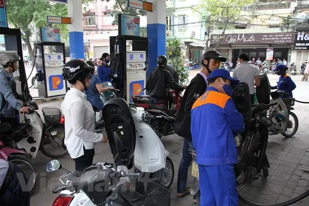 Xăng RON95-III giảm 592 đồng/lít sau khi tăng 3 lần liên tiếp
