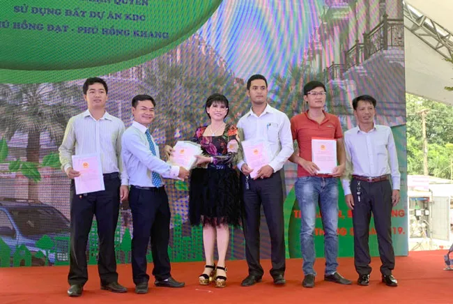 Một số người dân mua đất dự án đã được nhận sổ chuyển quyền sử dụng đất.