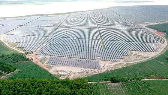 Hàng loạt dự án điện mặt trời đang triển khai xây dựng. Ảnh: CAO THĂNG