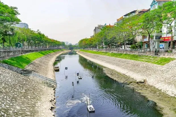 Đoạn sông Tô lịch gần đường Hoàng Quốc Việt, quận Cầu Giấy, Hà Nội. (Ảnh: P.V/Vietnam+)