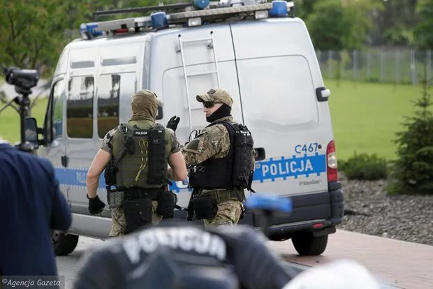 Cảnh sát có mặt tại hiện trường. (Nguồn: wiadomosci.gazeta.pl)