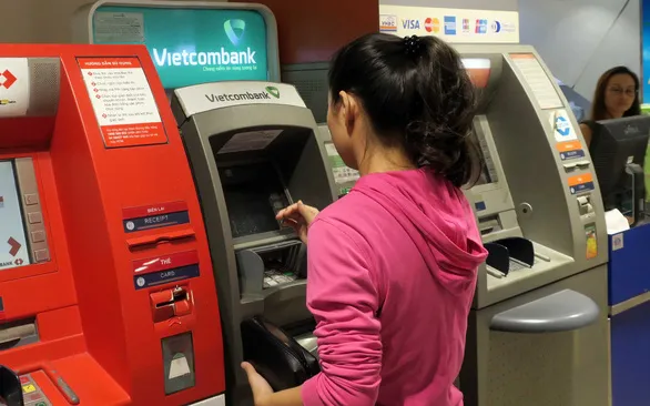 Chuyển đổi thẻ từ sang thẻ chip: Khách hàng có mất phí?