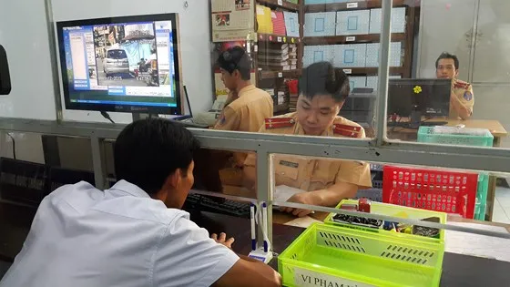 Lực lượng xử lý vi phạm hành chính qua hình ảnh. Ảnh: M.V