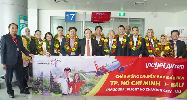 Ông Đỗ Xuân Quang, Phó Tổng giám đốc Vietjet và đại diện lãnh đạo hãng chào mừng đoàn Đại sứ và Lãnh sự các nước ASEAN và hành khách trên chuyến bay đầu tiên từ TP. HCM đến Bali