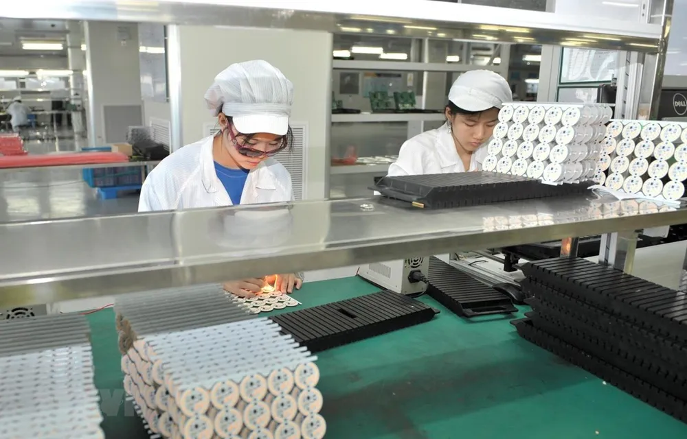 Công nhân làm việc trong một nhà máy ở Chiết Giang của Trung Quốc. (Ảnh: THX/TTXVN)