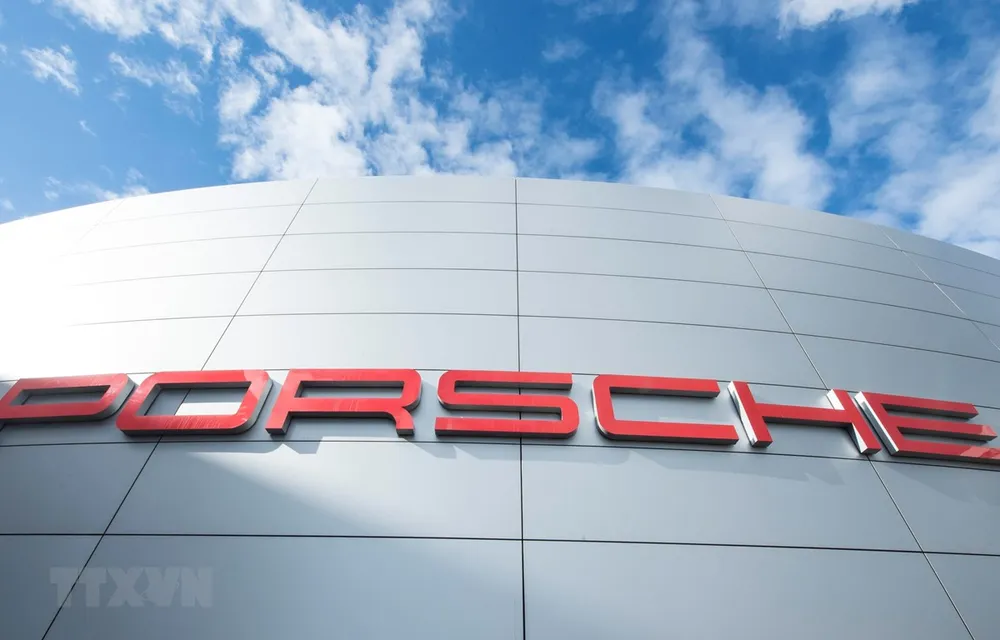 Biểu tượng Porsche tại trụ sở của công ty này ở Stuttgart, Đức. (Ảnh: AFP/TTXVN)