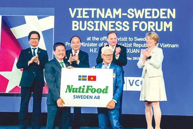 Ông Trần Thanh Hải và tỷ phú Erik Paulsson tại lễ trao thỏa thuận hợp tác giữa NutiFood và Backahill, dưới sự chứng kiến của Thủ tướng Việt Nam Nguyễn Xuân Phúc và Thủ tướng Thụy Điển Stefan Löfven.