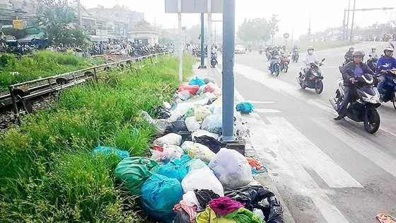 Rác tràn lan trên đường Phạm Văn Đồng (quận Thủ Đức)