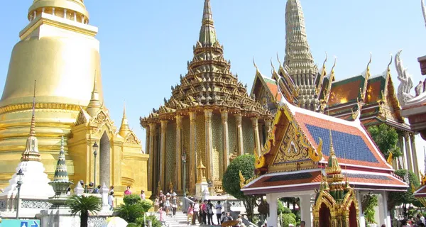 Thách thức bủa vây