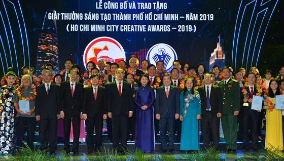 Các đồng chí lãnh đạo chúc mừng các tác giả đoạt Giải thưởng Sáng tạo TPHCM - năm 2019