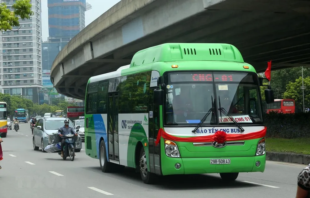 Xe buýt sử dụng khí CNG di chuyển trên đường. (Ảnh: Huy Hùng/TTXVN)