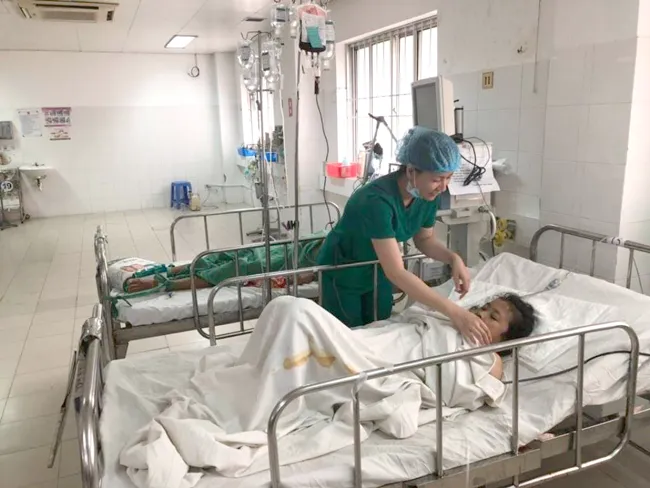 Các bác sĩ chăm sóc cho bệnh nhân… 