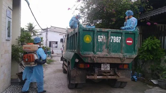 Lực lượng chức năng chở heo đi tiêu hủy, đồng thời phun thuốc tiêu độc khử trùng