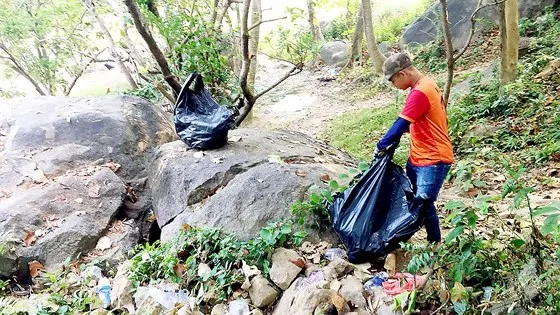Khu vực đầy rác thải nhựa trên bán đảo Sơn Trà (Đà Nẵng) đang được các bạn trẻ thu gom