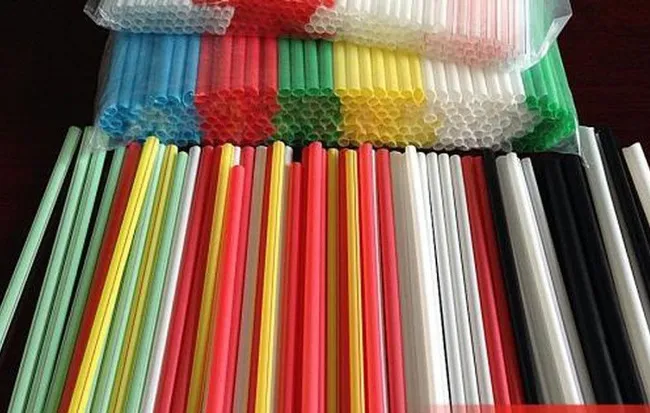 Canada cấm dùng ống hút, túi nylon từ năm 2021