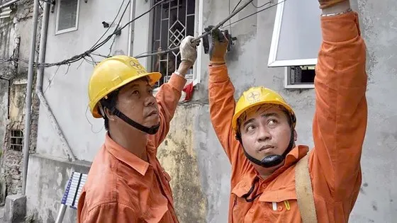 Xử lý sự cố điện cho khách hàng. Ảnh: VĂN PHÚC