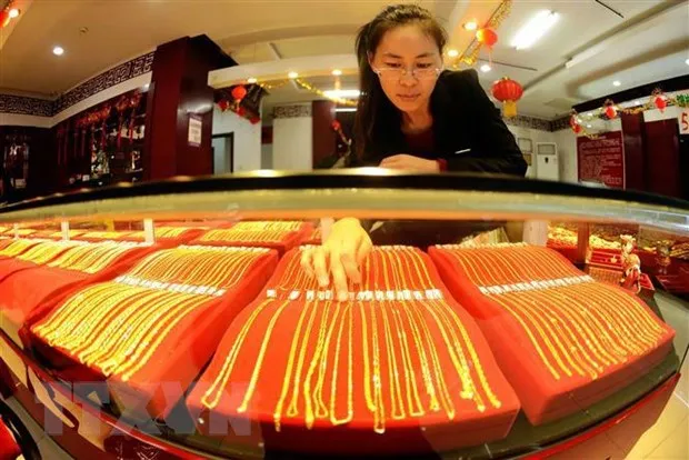 Vàng được bày bán tại cửa hàng ở Thanh Đảo, tỉnh Sơn Đông, Trung Quốc. (Nguồn: AFP/TTXVN)