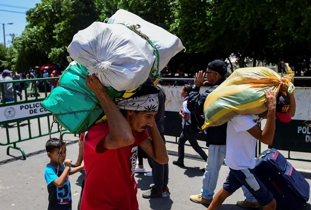 Người dân Venezuela tại cửa khẩu biên giới với Colombia. (Ảnh: AFP/TTXVN)