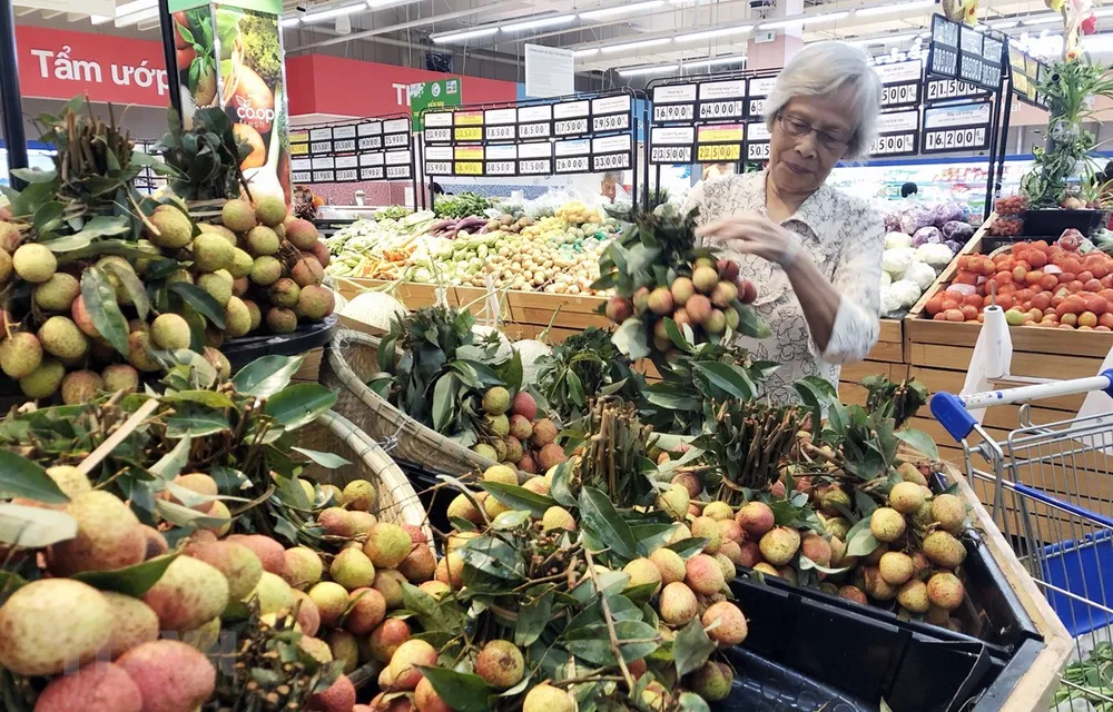 Người tiêu dùng Tp. Hồ Chí Minh mua vải thiều Lục Ngạn, Bắc Giang tại Co.opmart Huỳnh Tấn Phát, Quận 7. (Ảnh: Mỹ Phương/TTXVN)
