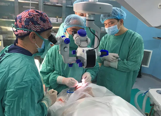Các bác sĩ Bệnh viện Trung ương Huế Cơ sở 2 đang tiến hành cấy ghép giác mạc cho bệnh nhân.