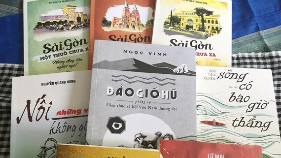 Đọc sách của nhà báo