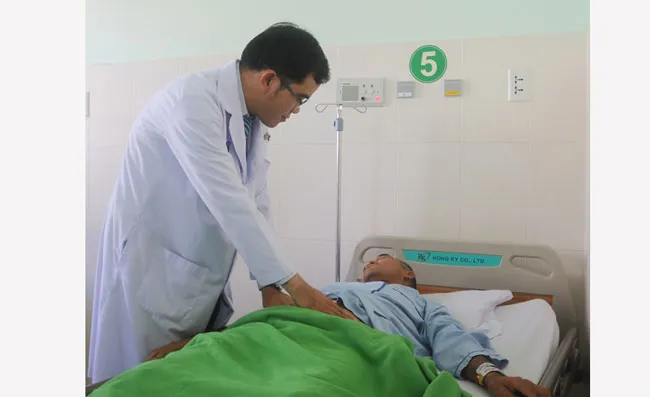 Bác sĩ thăm khám cho bệnh nhân T.
